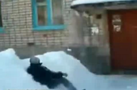 Adolescent teribilist! S-a aruncat de la etajul 4, dar a supravietuit!