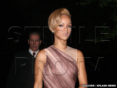 Grea e viata de vedeta: Rihanna a schimbat patru tinute de firma intr-o zi!