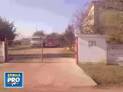 Sariti ca arde! Masina pompierilor, la 2 pasi de incendiu, n-avea sofer!