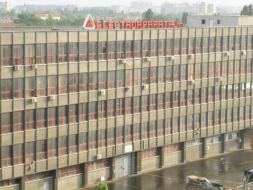 Doi hoti de fier vechi, striviti de liftul dintr-o fabrica dezafectata!