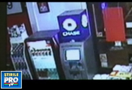 De rasul lumii! Au smuls un bancomat cu masina