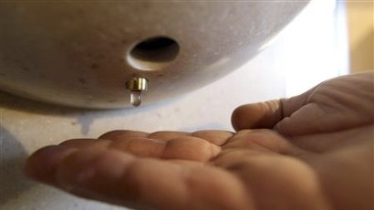 Automat de apa sfintita. Solutia unei biserici impotriva virusului AH1N1