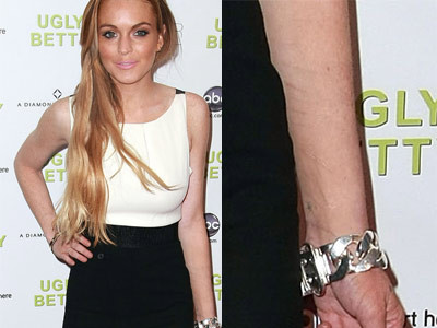 Parintii lui Lindsay Lohan vorbesc despre obiceiul ei de a se taia pe maini