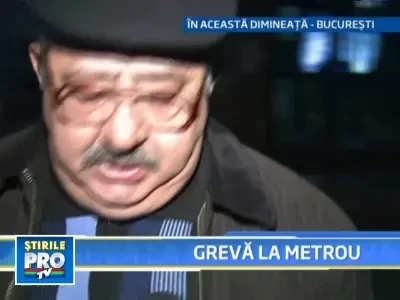 S-au pus lacatele la metrou! Calatorii au asteptat in frig