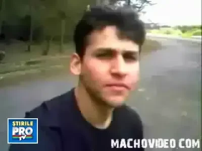Prostia doare! S-a laudat ca face cascadorii, dar a cazut de pe motocicleta