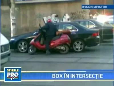 Sofer vs. scuterist: bataie si pumni in trafic!