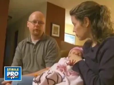 Operata in timp ce era inca, partial, in pantecele mamei