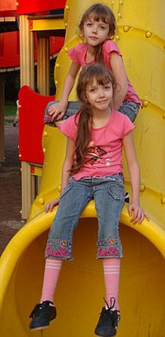 Si-a aruncat fiicele de la etajul opt!