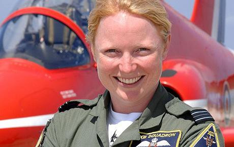 Prima femeie admisa in Red Arrows, celebra formatie de acrobatii aeriene