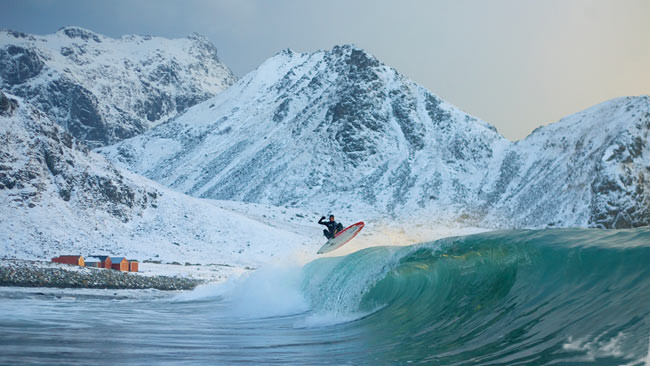 Imagini spectaculoase! Face surf la Cercul Polar!