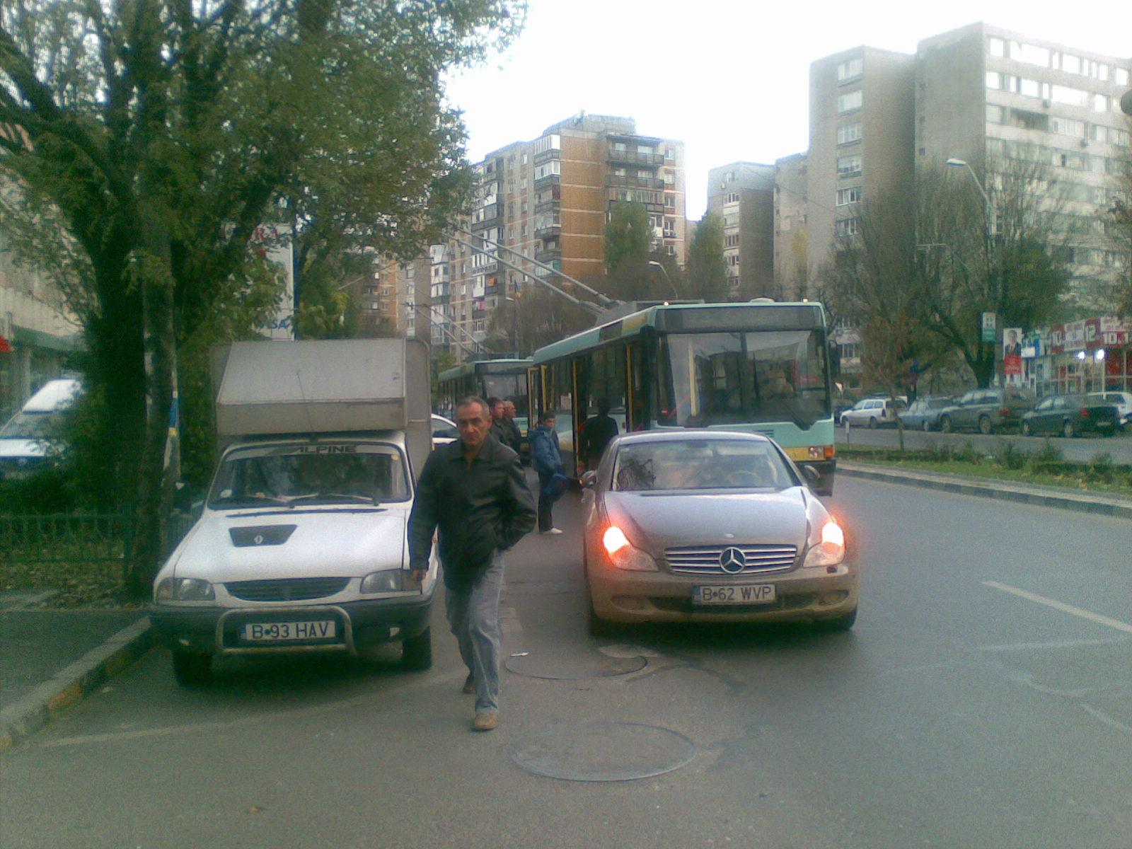 Nesimtire fara limite! Parcheaza "Mertanu'" in mijlocul strazii