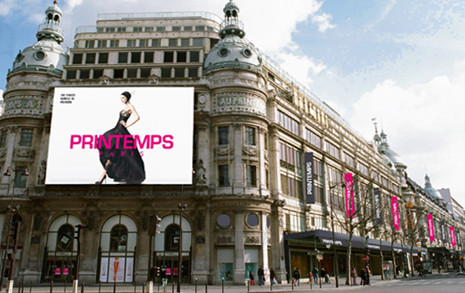 E sezonul cumparaturilor de Craciun, la Paris