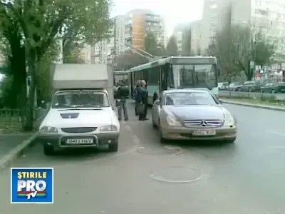 Nesimtire fara limite! Parcheza "Mertanu'" in mijlocul strazii