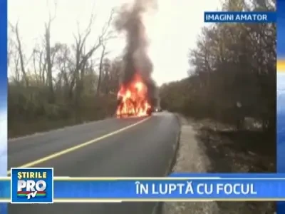 Un camion a luat foc in mers. Soferul este in stare de soc