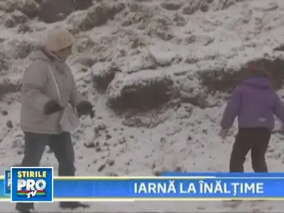 Iarna si-a intrat deja in rol la munte. Turistii au profitat de zapada
