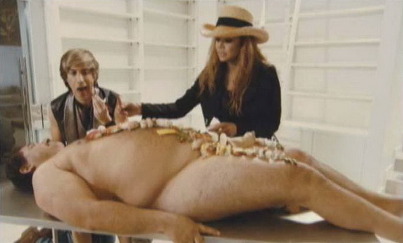 Cenzurat in "Bruno": LaToya Jackson mananca de pe trupul unui barbat