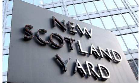 Hot salvat de pompieri dupa ce a ramas blocat in fereastra unei case