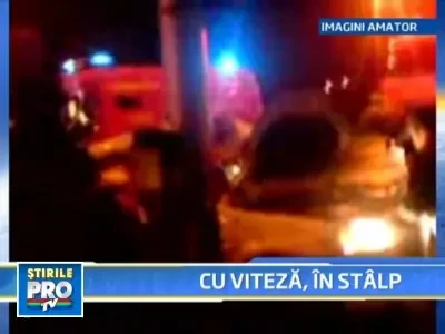 Masina incolacita in jurul unui stalp, soferul ajuns pe bancheta din spate!