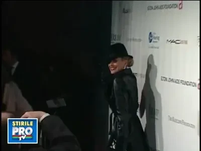 Sharon Stone a uitat sa imbatraneasca!