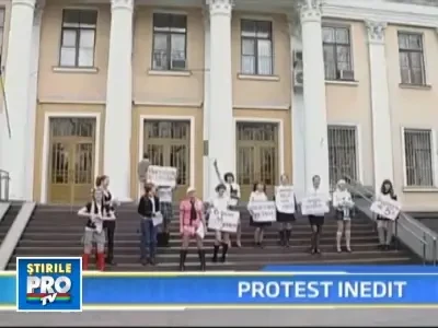 Protest cu accente erotice impotriva hartuirii sexuale in universitati!