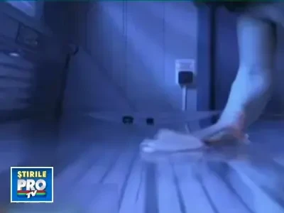 Ce face o pitipoanca la solar? Se masturbeaza, bineinteles! Vezi VIDEO!