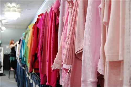 Magazinele second-hand, mana cereasca pentru patroni, pe timp din criza!