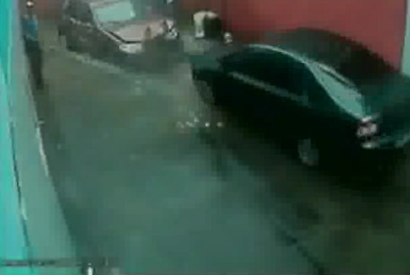 La un pas sa-i "curete" pe angajatii unei spalatorii auto! VEZI VIDEO!