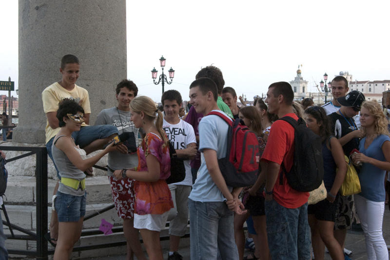 VJ Oana iti da “Party Visa” pentru carnavalul venetian!