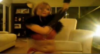 Tila Tequila, beata crita! Uite cum cade de pe scaun cand face striptease!