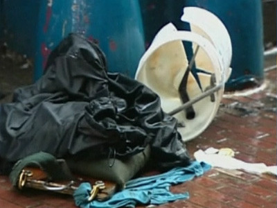 A cazut de la etajul 8, dar s-a oprit la cativa centimetri de sol!