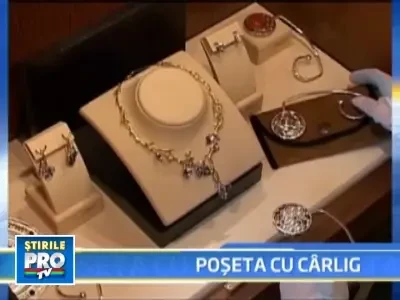 Ti-ai pune geanta in... carlig la masa?