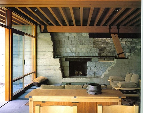 S-a crezut Mos Craciun! A vrut sa-si recupereze ghiozdanul din semineu