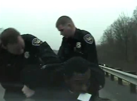 Suspectul intr-un caz de jaf mananca o proba, in timpul perchezitiei! VIDEO