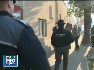 Un barbat, retinut dupa ce a votat de doua ori. Vezi si alte incidente