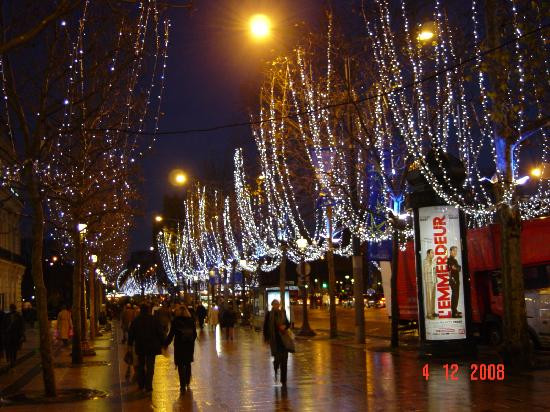 Feerie la Paris! S-au aprins luminitele de Craciun pe Champs Elysees!