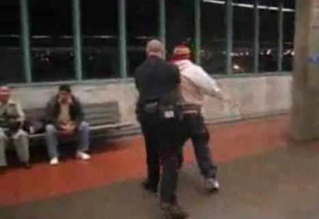 Politist cu exces de zel! A spart geamul cu capul infractorului!