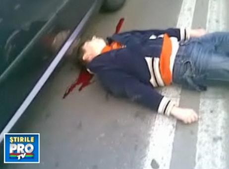 La cateva secunde dupa un accident groaznic. Soferul isi muta masina