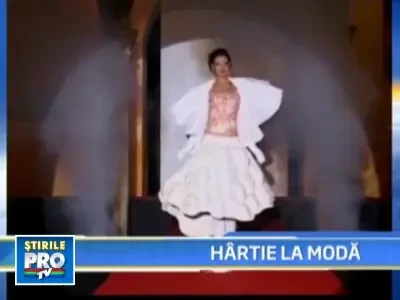 Hartia a inlocuit matasea sau sifonul la o prezentare de moda din Bolivia!