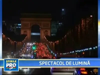 Feerie la Paris! S-au aprins luminitele de Craciun pe Champs Elysees!