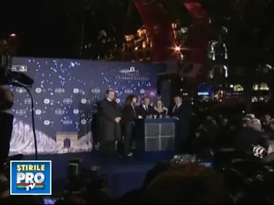 Feerie la Paris! S-au aprins luminitele de Craciun pe Champs Elysees!