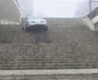 O soferita in ceata! A coborat scarile, cu tot cu masina!