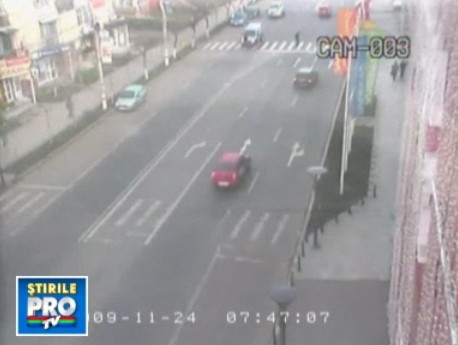IMAGINI SOCANTE! Pieton spulberat pe "zebra", de un sofer neatent!