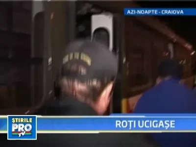 Terifiant! A ajuns sub rotile tramvaiului din care tocmai coborase!