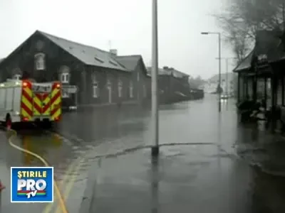 Inundatii devastatoare in Marea Britanie! Imagini filmate de un roman!