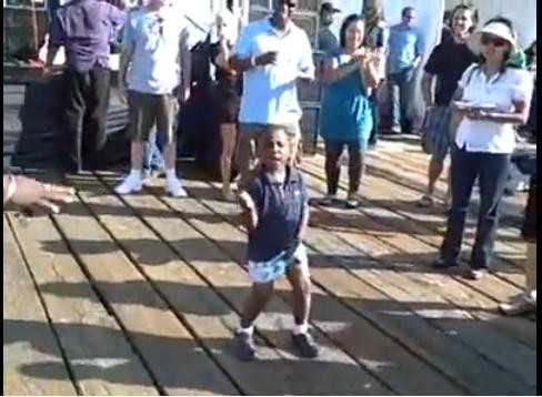 N-are niciun metru, dar face senzatie pe ringul de dans! Exact ca Michael