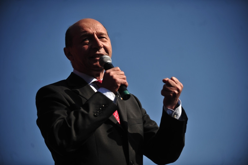 Traian Basescu catre magistratii CSM: Lasati steagul ilegalitatii jos!