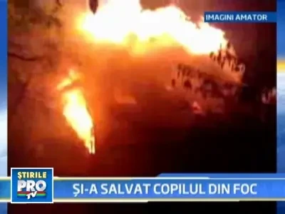 A trecut prin foc sa-si scoata copilul aflat in casa cuprinsa de flacari