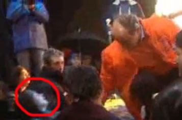 Sondaj pe site-ul american Huffington Post: L-a lovit Basescu pe baiat?