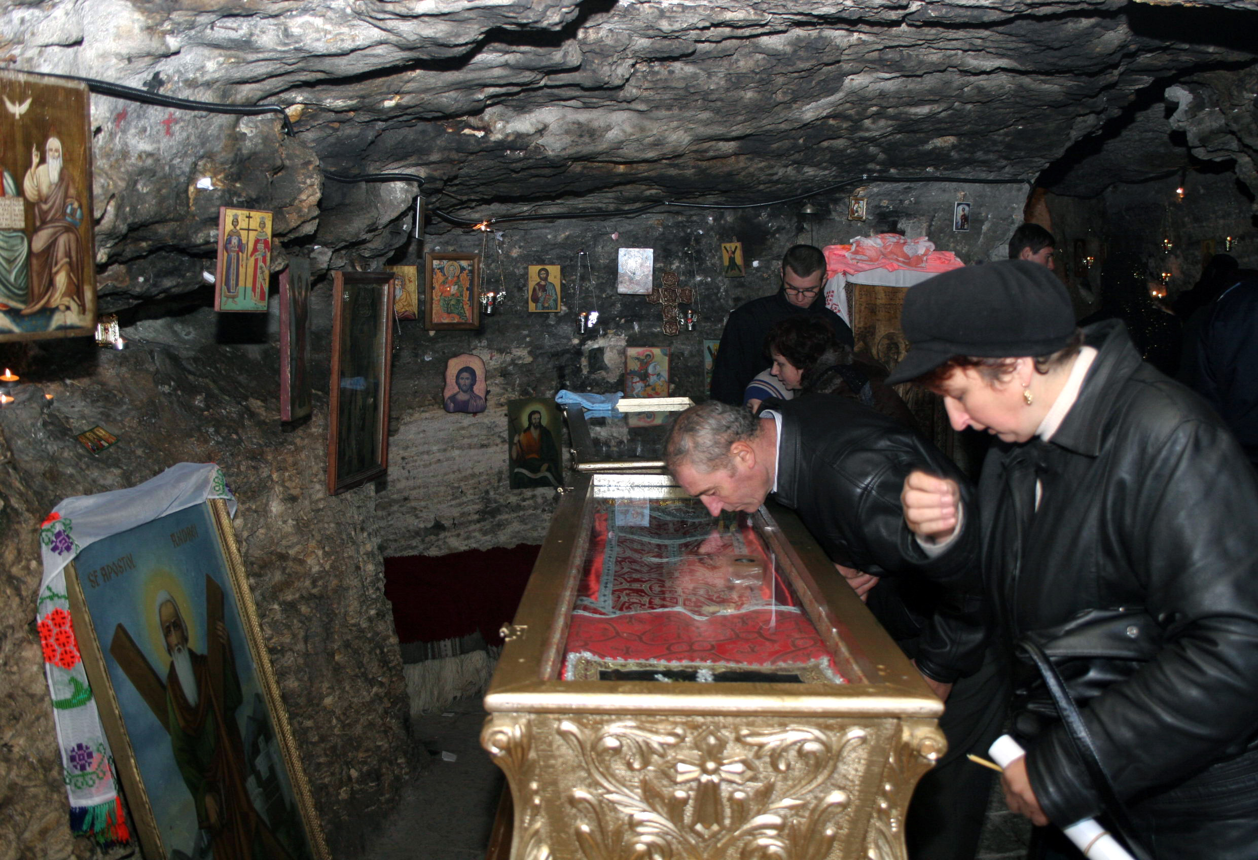 Cel mai mare pelerinaj din sud-estul Europei. Peste 1 milion de ortodocsi, pe Dealul Patriarhiei