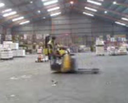 Prostia omeneasca, ep.3: "cerculete" cu stivuitorul, printre rafturi..